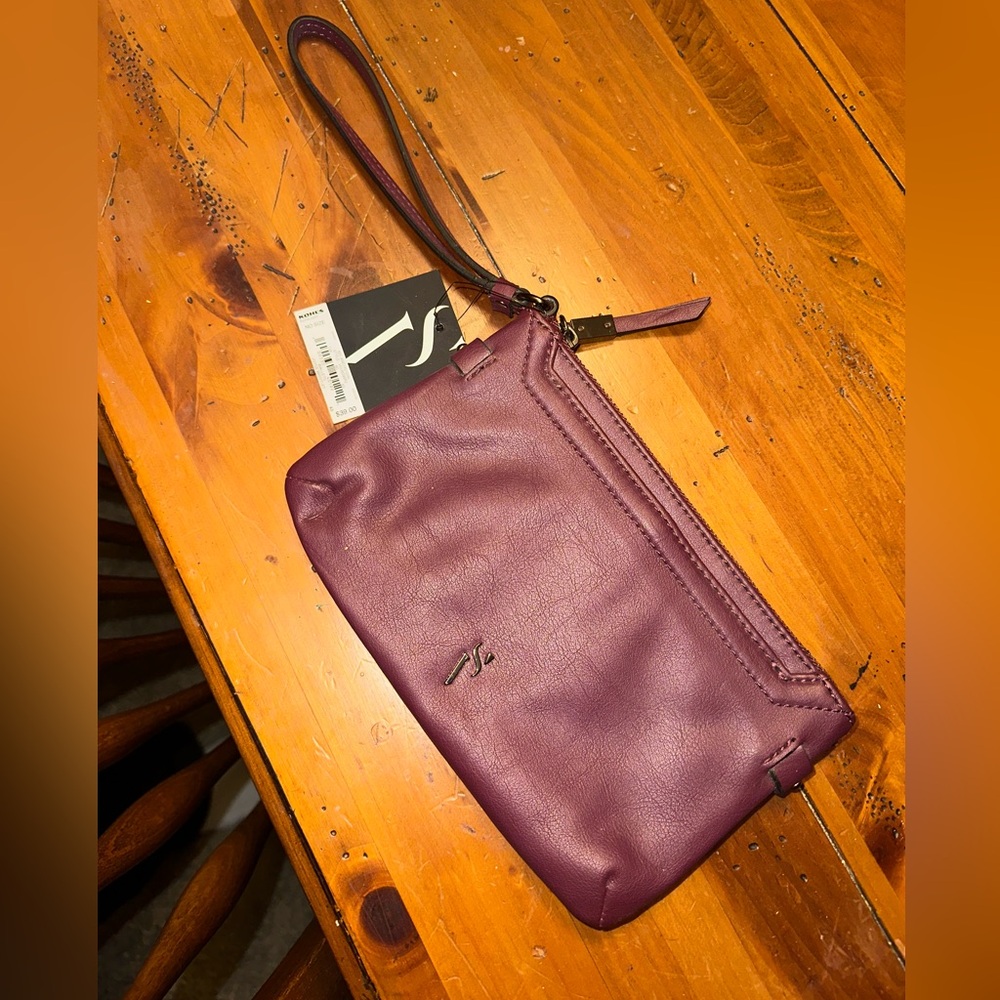 NEW NWT VERA WANG WRISTLET.  MUST BE BUNDLED